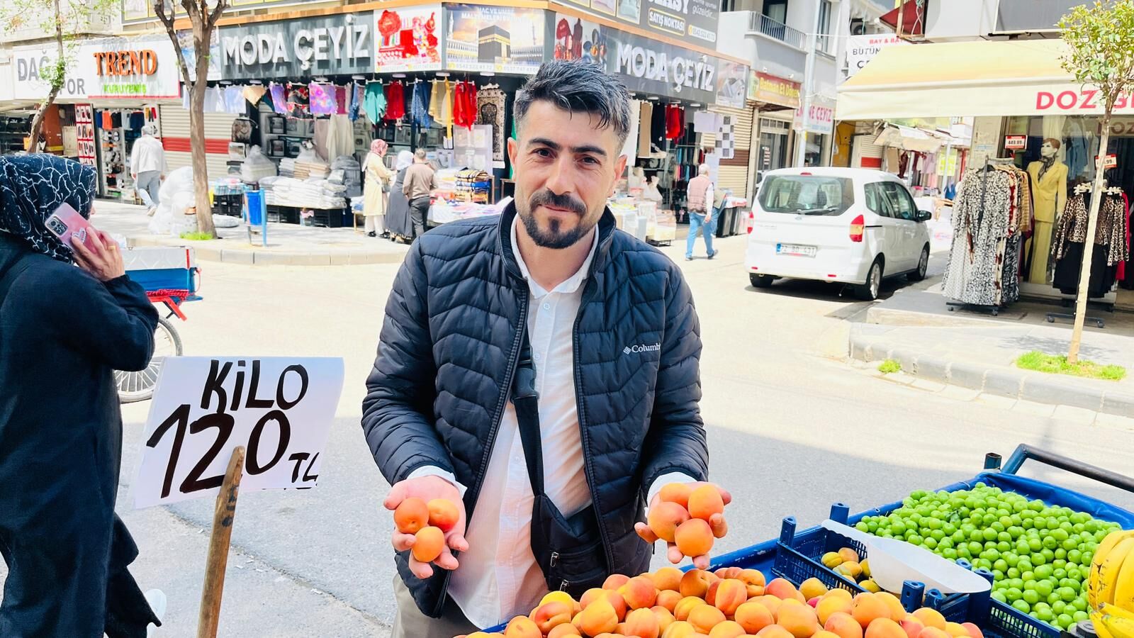 Alo Tevşo Pazarı’nda Kayısı Tezgâhları Kuruldu Fiyatlar 75 Tl’den Başlıyor (4)