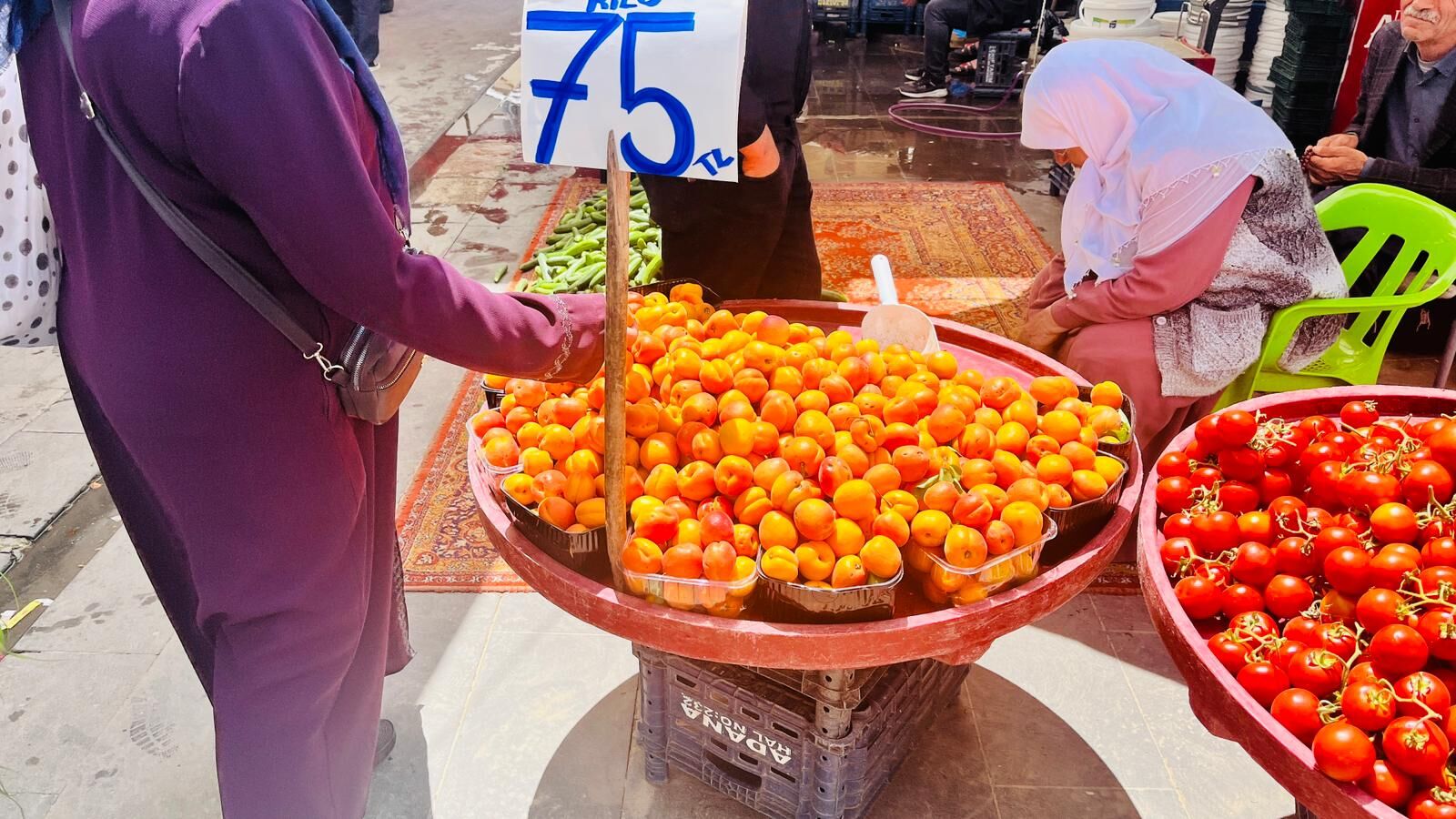 Alo Tevşo Pazarı’nda Kayısı Tezgâhları Kuruldu Fiyatlar 75 Tl’den Başlıyor (6)