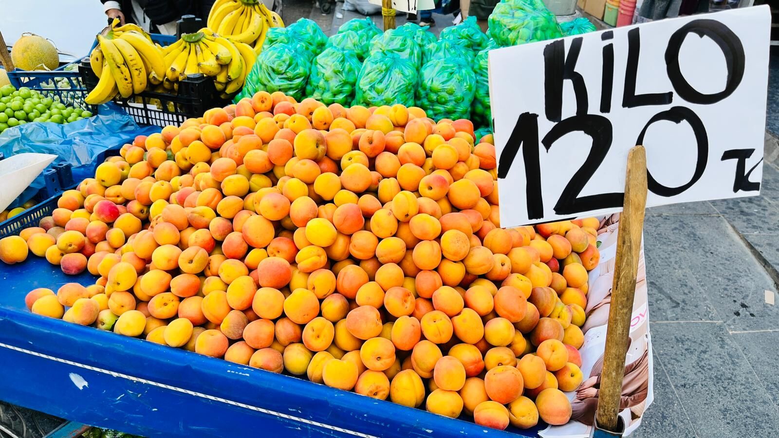 Alo Tevşo Pazarı’nda Kayısı Tezgâhları Kuruldu Fiyatlar 75 Tl’den Başlıyor (7)