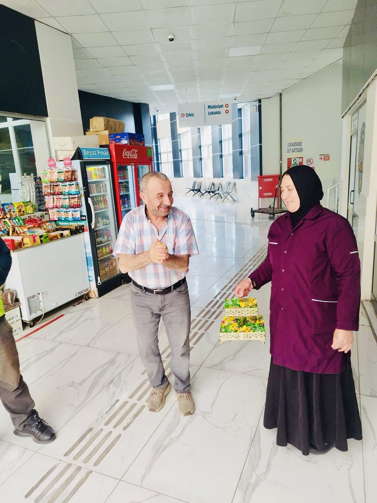 Batman Belediyesi’nden Terminalde Yolculara Şeker Ve Kolonya İkramı (1)