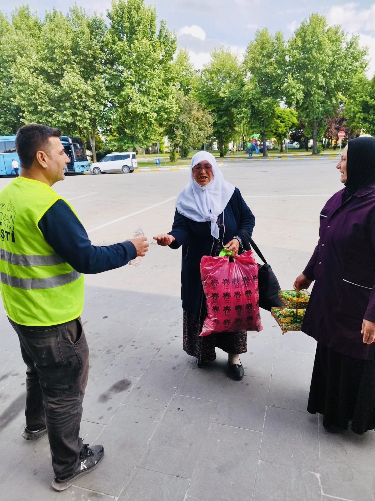 Batman Belediyesi’nden Terminalde Yolculara Şeker Ve Kolonya İkramı (2)