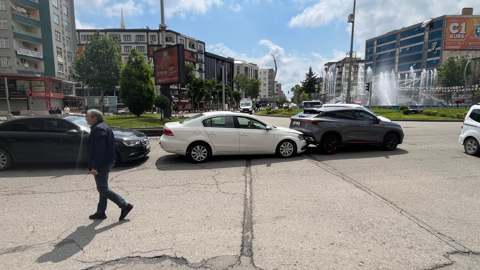 Batman Dörtyol Kavşağı'nda Zincirleme Trafik Kazası (2)