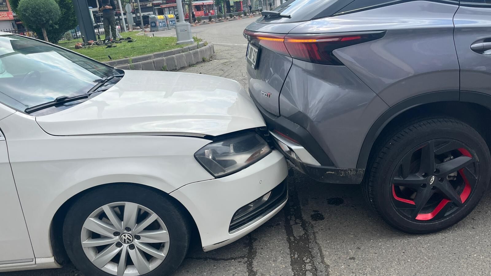 Batman Dörtyol Kavşağı'nda Zincirleme Trafik Kazası (3)