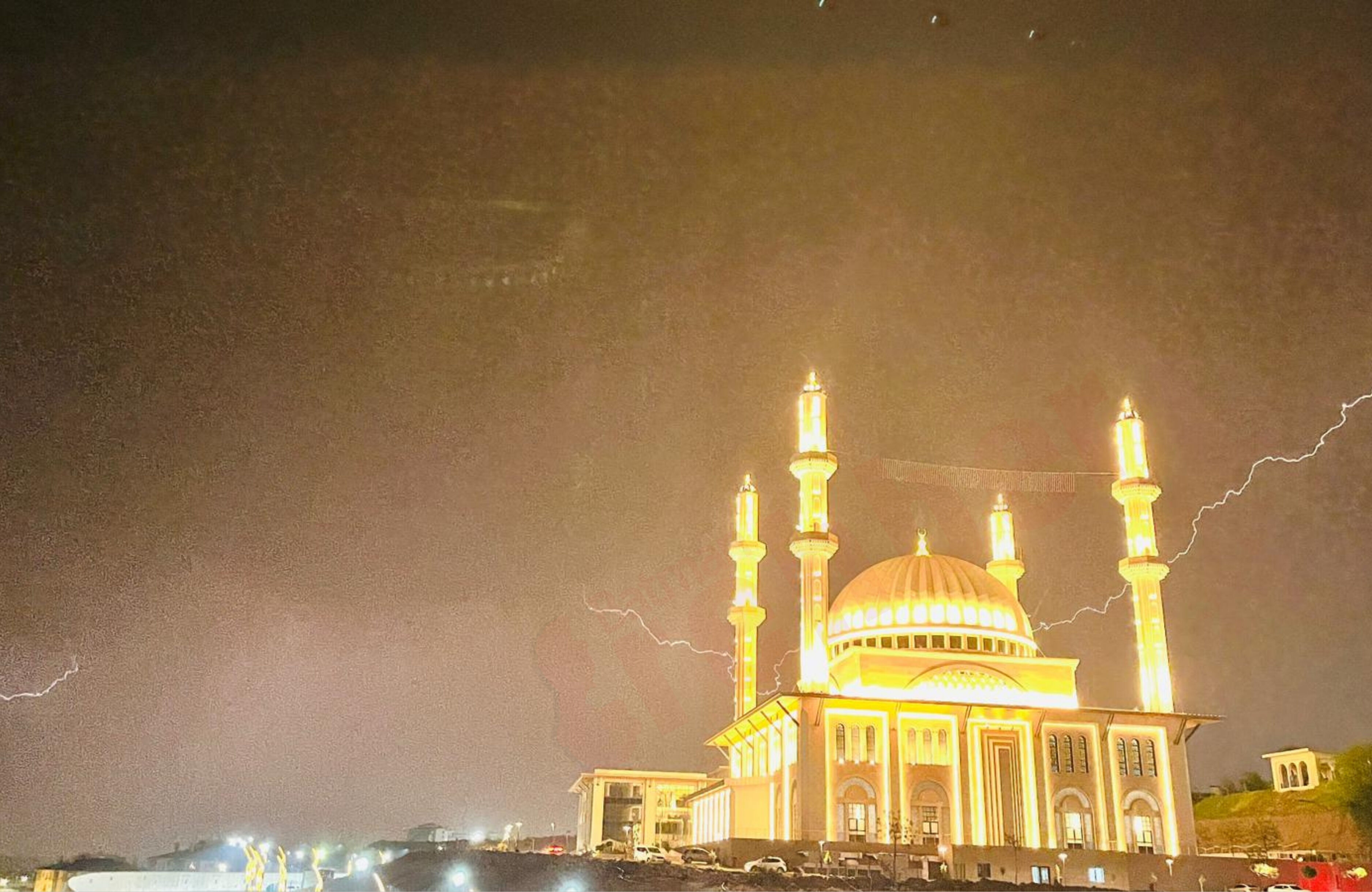 Batman Gecesi Aydınlandı Külliye Üzerinde Şimşeklerin Muhteşem Gösterisi (3)