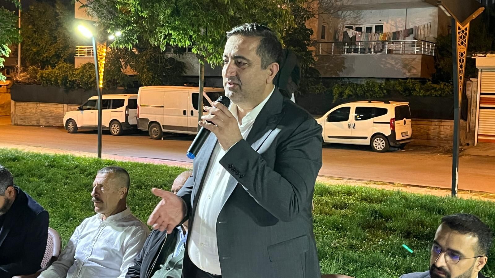 Batman Seyitler Mahallesi'nde Düzenlenen Gençlik Park Buluşması Programında Milletvekili Serkan Ramanlı, Mahalle Gençleriyle Bir Araya Gelerek Tavsiyelerde Bulundu (1)