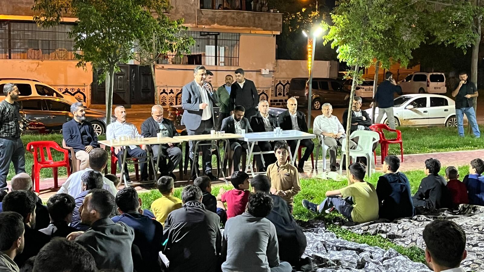 Batman Seyitler Mahallesi'nde Düzenlenen Gençlik Park Buluşması Programında Milletvekili Serkan Ramanlı, Mahalle Gençleriyle Bir Araya Gelerek Tavsiyelerde Bulundu (2)
