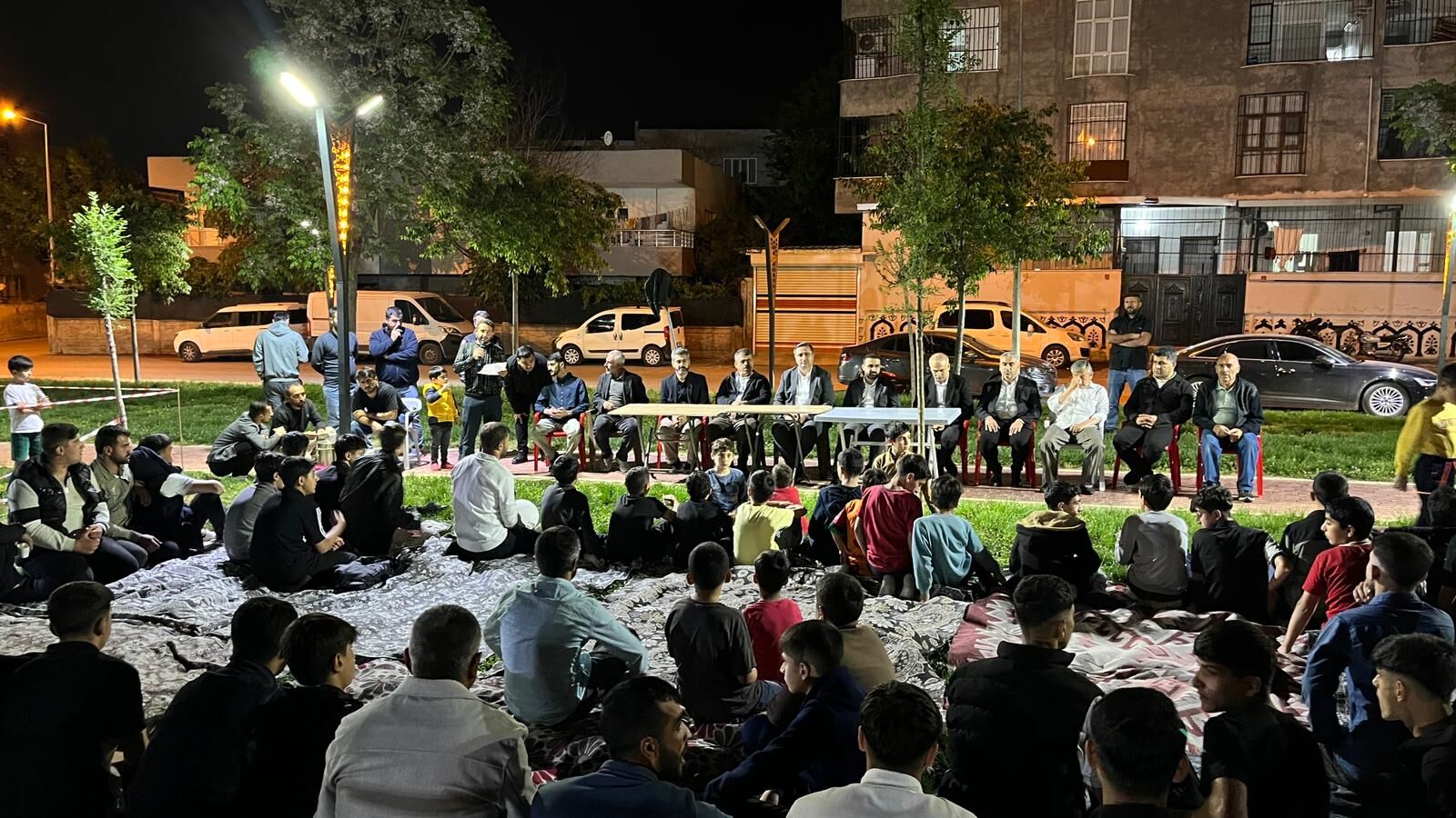 Batman Seyitler Mahallesi'nde Düzenlenen Gençlik Park Buluşması Programında Milletvekili Serkan Ramanlı, Mahalle Gençleriyle Bir Araya Gelerek Tavsiyelerde Bulundu (3)