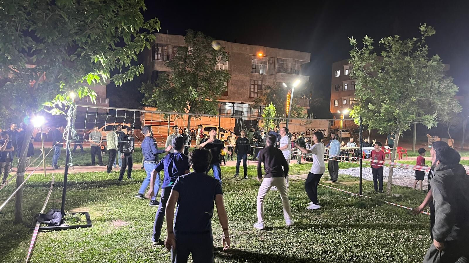 Batman Seyitler Mahallesi'nde Düzenlenen Gençlik Park Buluşması Programında Milletvekili Serkan Ramanlı, Mahalle Gençleriyle Bir Araya Gelerek Tavsiyelerde Bulundu (4)