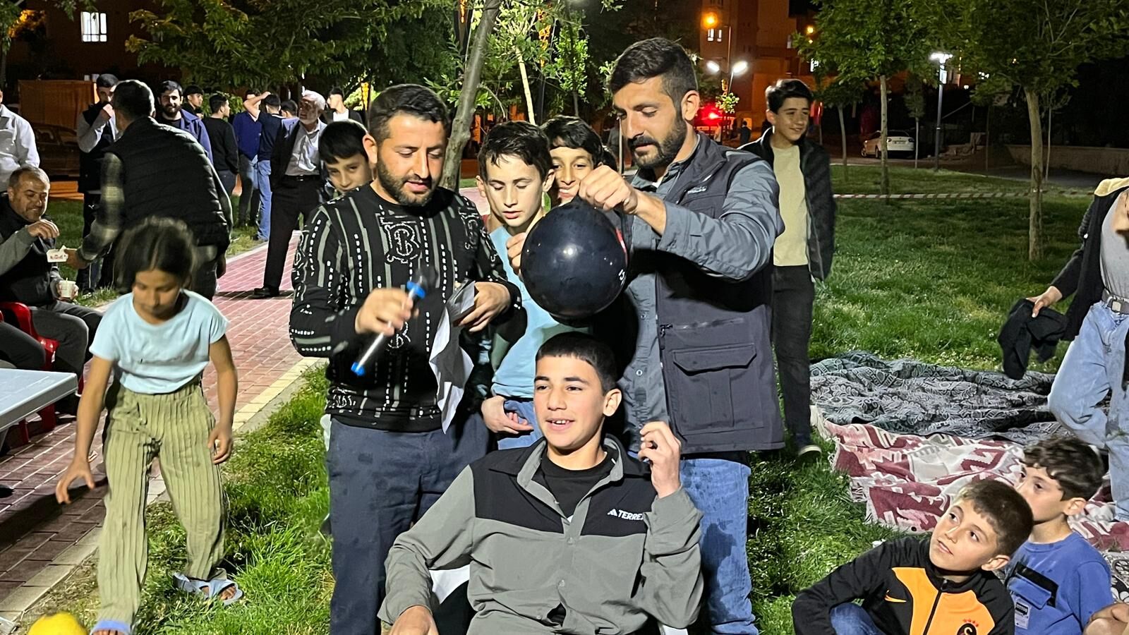 Batman Seyitler Mahallesi'nde Düzenlenen Gençlik Park Buluşması Programında Milletvekili Serkan Ramanlı, Mahalle Gençleriyle Bir Araya Gelerek Tavsiyelerde Bulundu (5)