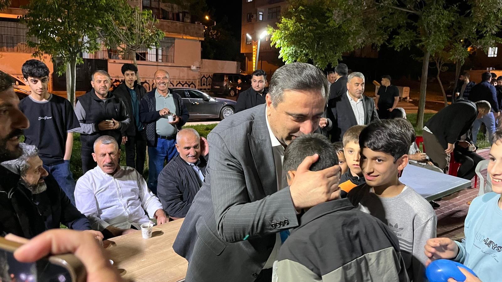 Batman Seyitler Mahallesi'nde Düzenlenen Gençlik Park Buluşması Programında Milletvekili Serkan Ramanlı, Mahalle Gençleriyle Bir Araya Gelerek Tavsiyelerde Bulundu (6)
