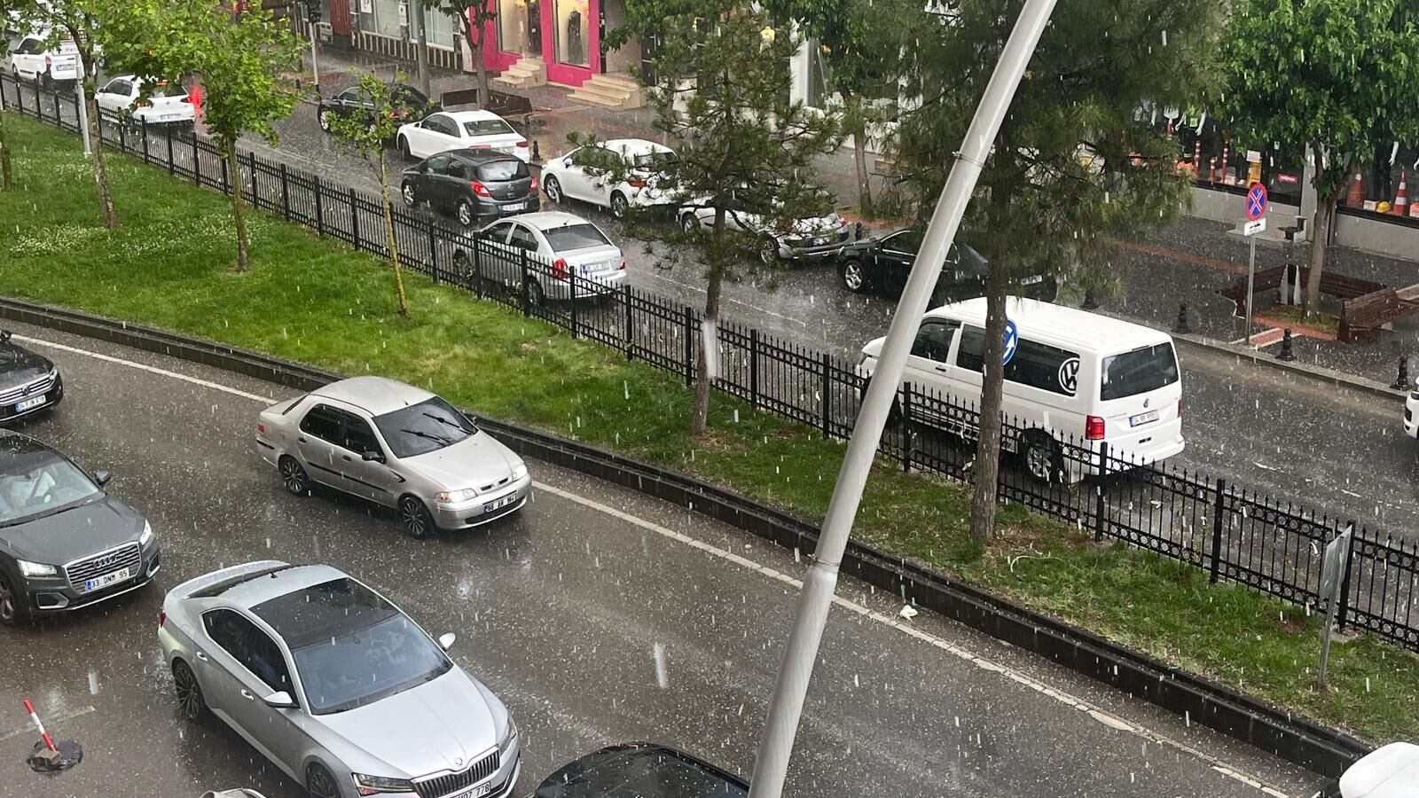 Batman’da Aniden Bastıran Dolu Ve Sağanak Hayatı Durdurdu! (2)