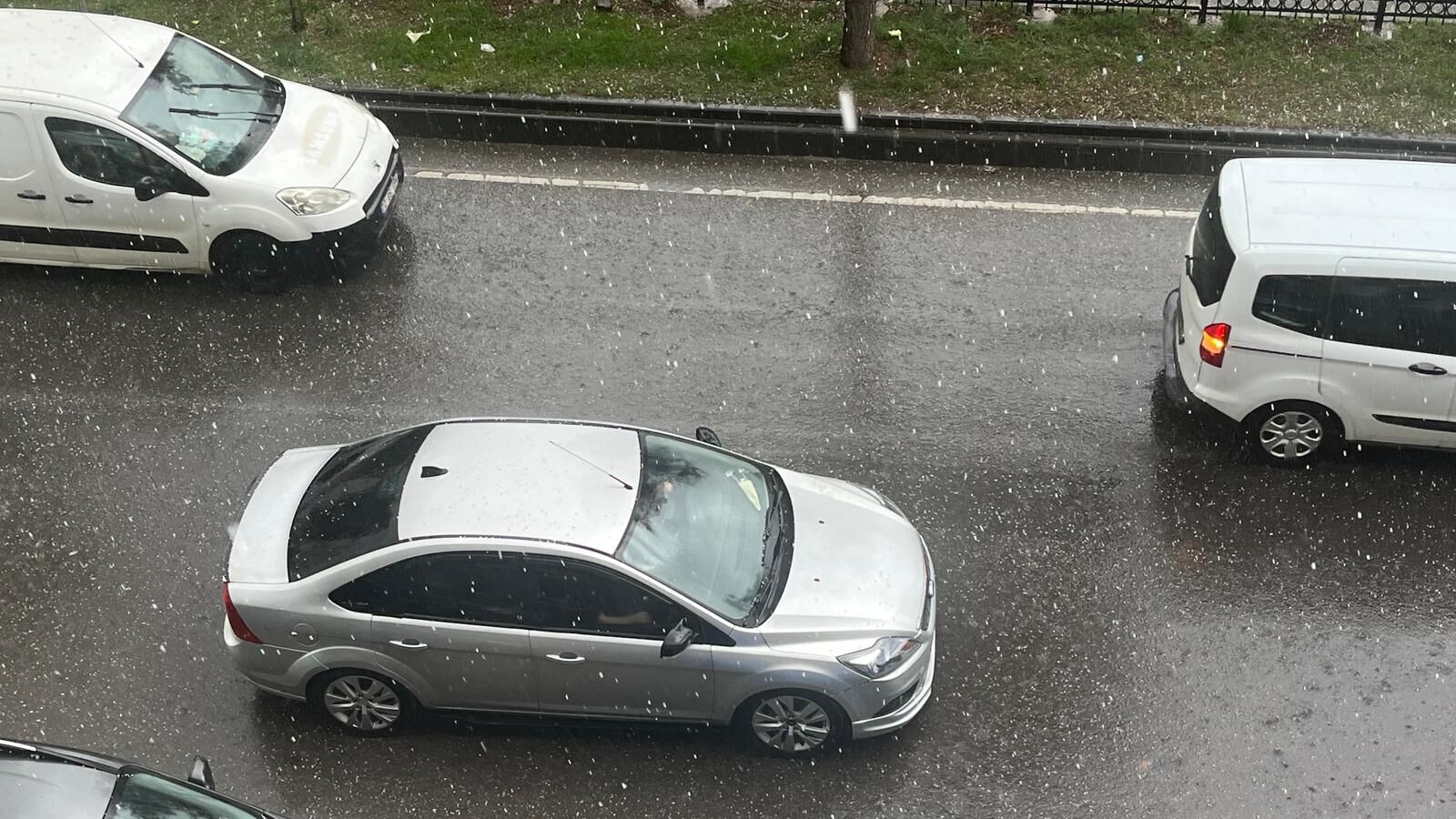 Batman’da Aniden Bastıran Dolu Ve Sağanak Hayatı Durdurdu! (3)