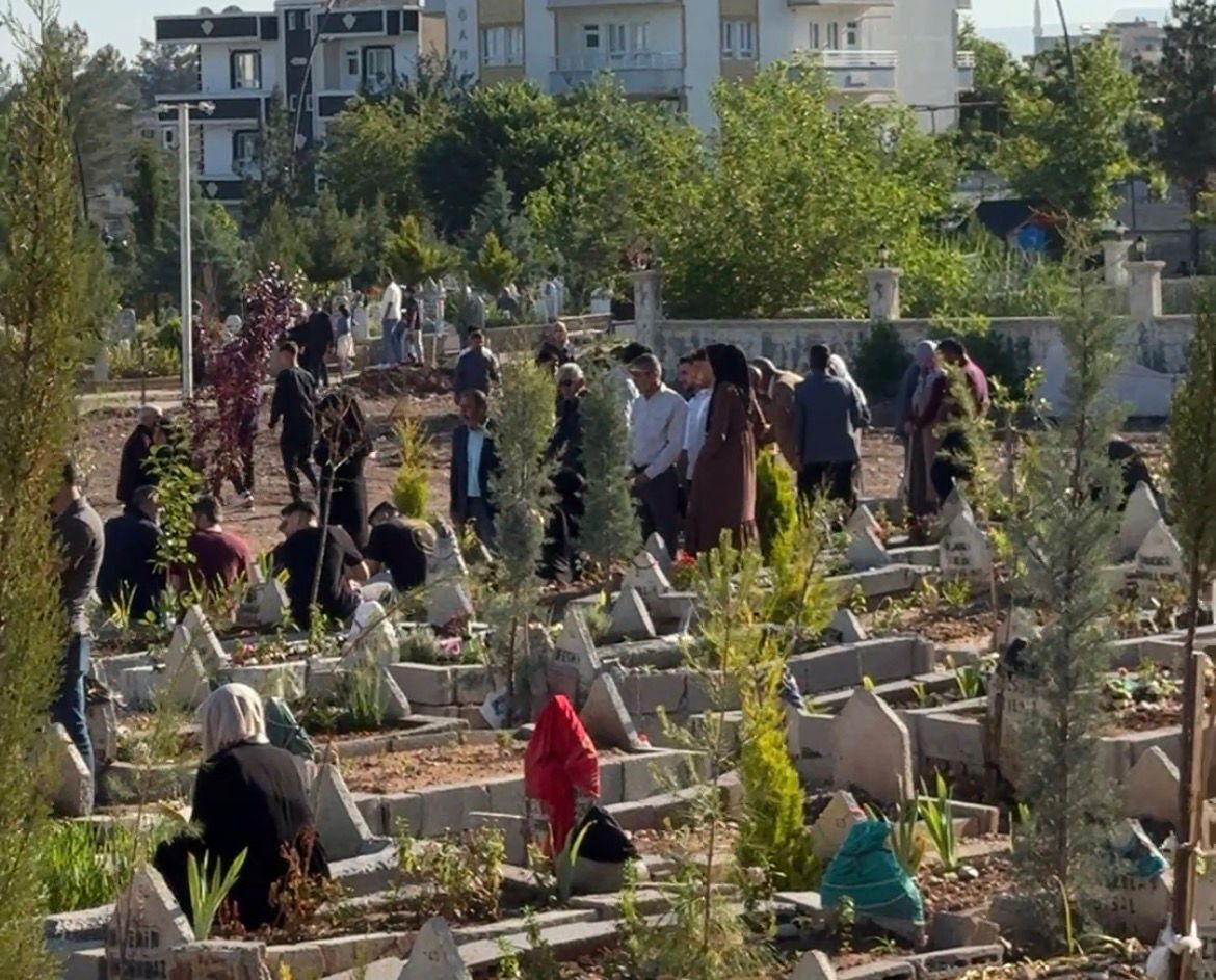 Batman’da Bayram Sabahı Hüzün Ve Vefa Mezarlıklar Ziyaretçilerle Doldu (1)