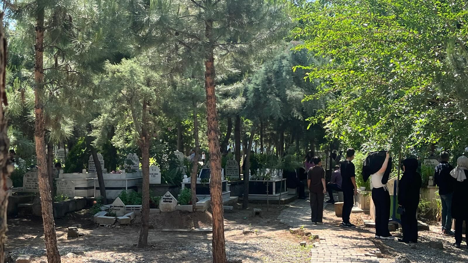 Batman’da Bayram Sabahı Hüzün Ve Vefa Mezarlıklar Ziyaretçilerle Doldu (2)