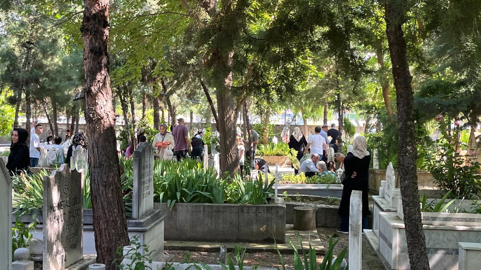 Batman’da Bayram Sabahı Hüzün Ve Vefa Mezarlıklar Ziyaretçilerle Doldu (3)