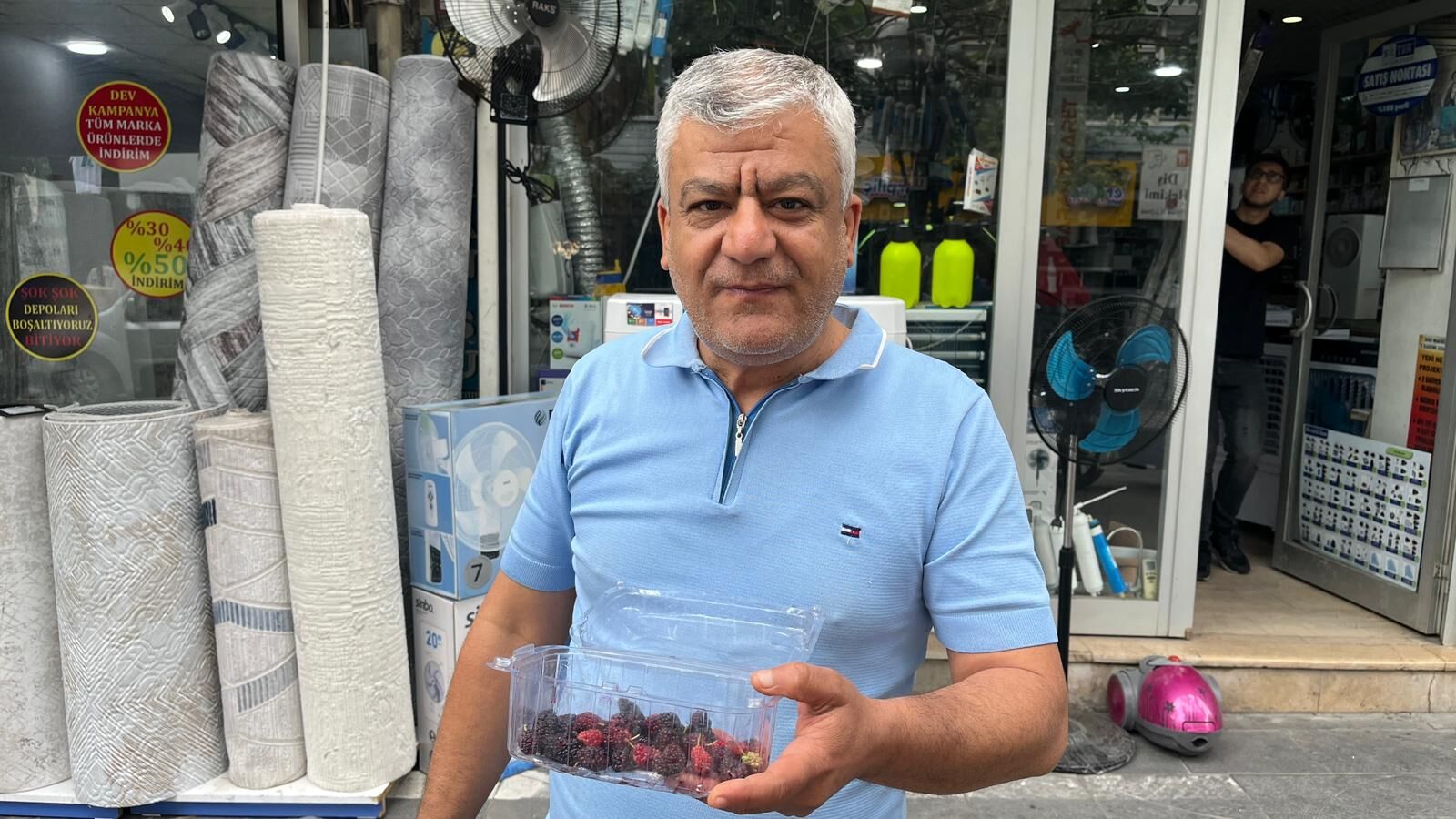 Batman’da Esnaftan Yoldan Geçene Organik Dut İkramı (5)