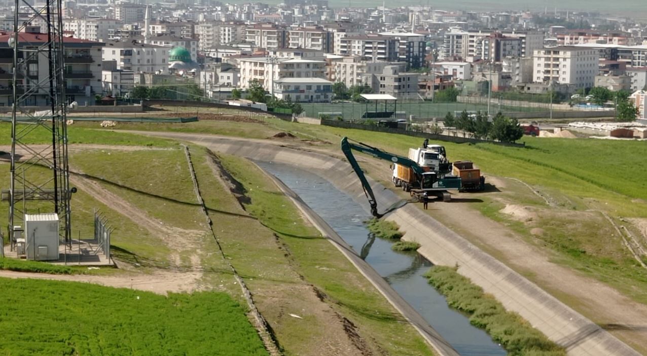 Batman’da Kanal Temizliği 10 Kilometrelik Hat Atıklardan Arındırılıyor (1)