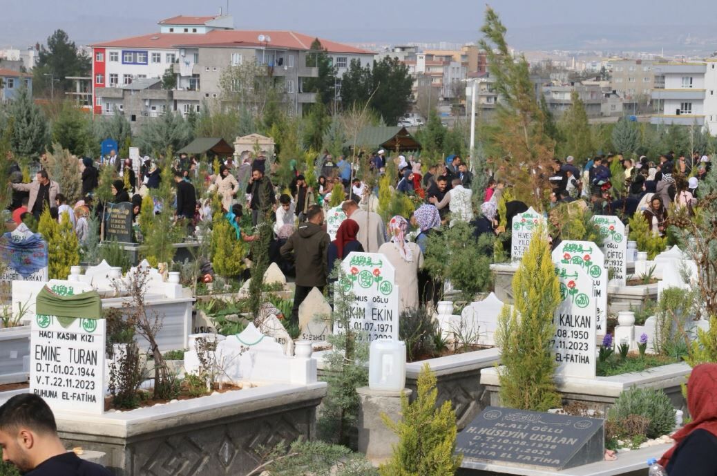 Batman’da Mezarlıklar Kurban Bayramı Ziyaretlerine Hazırlandı1 (1)