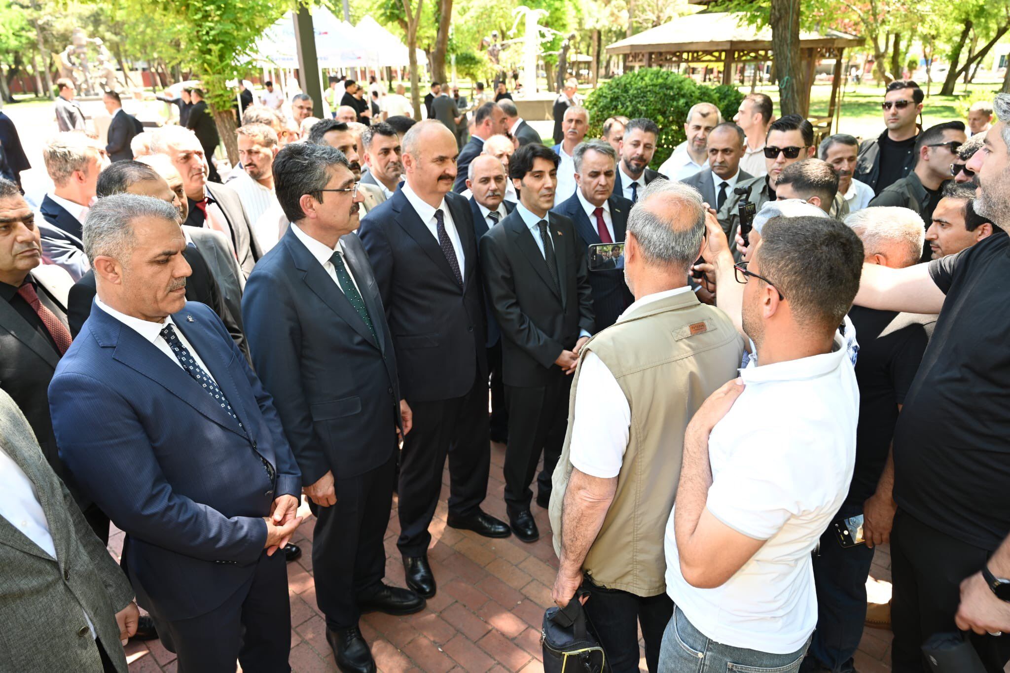 Batman’da Resmi Bayramlaşma Programı Protokol Ve Vatandaşlar Atatürk Parkı’nda Buluştu (1)