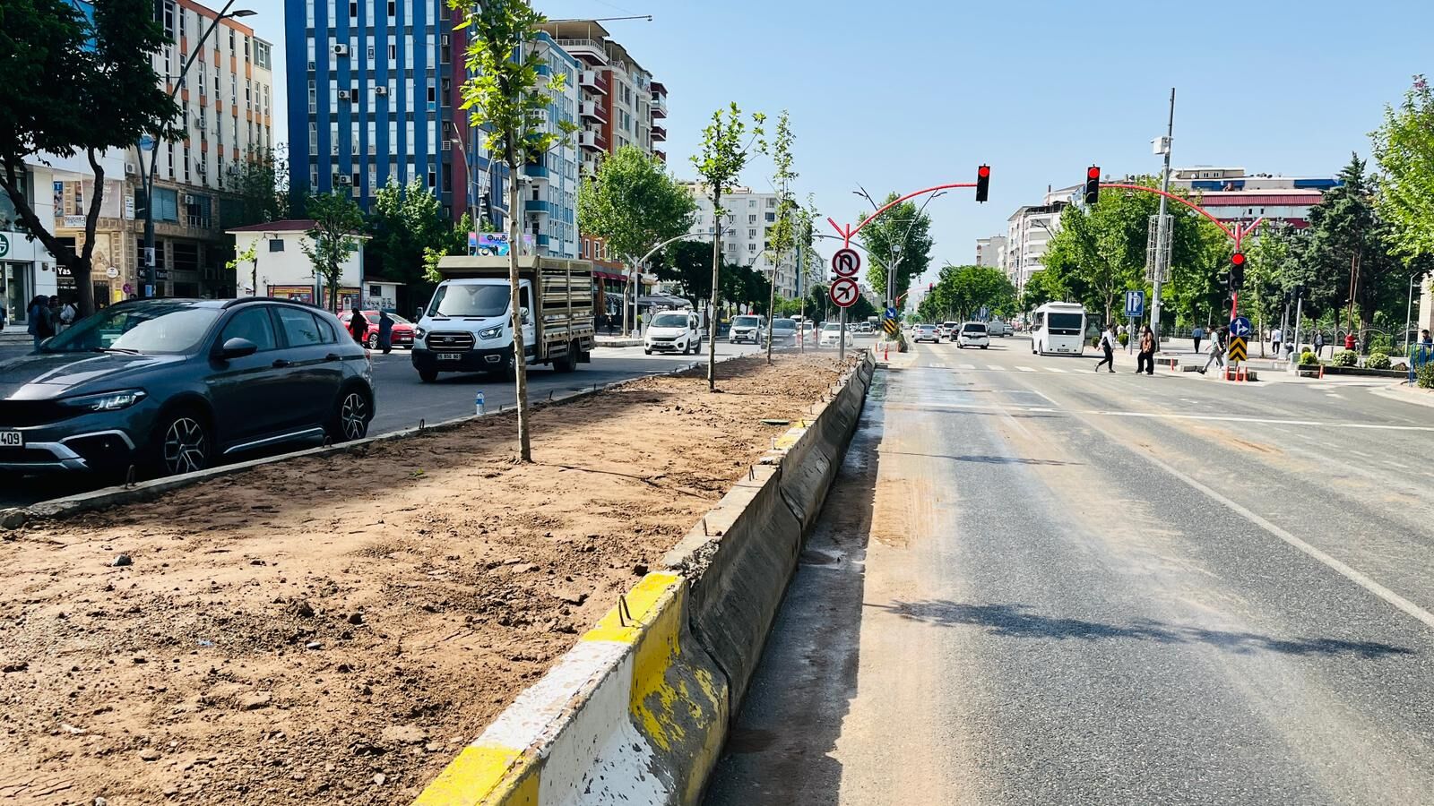 Batman’da Turgut Özal Bulvarı Eski Düzenine Kavuştu Orta Refüj Ve Trafik Işıkları Yeniden Kuruldu (1)