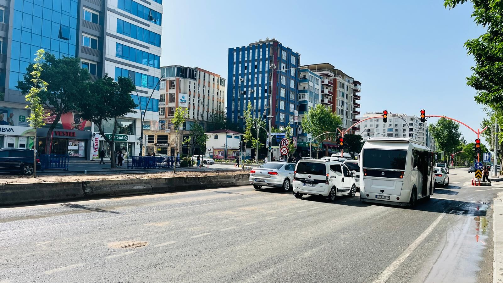 Batman’da Turgut Özal Bulvarı Eski Düzenine Kavuştu Orta Refüj Ve Trafik Işıkları Yeniden Kuruldu (2)