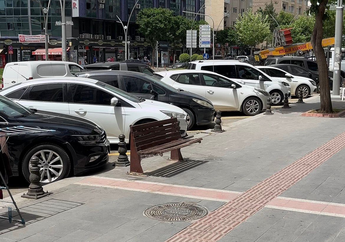 Batmanlı Esnaftan Yetkililere Çağrı Güneşten Yanıyoruz, Ağaç Dikilmesini İstiyoruz (2)