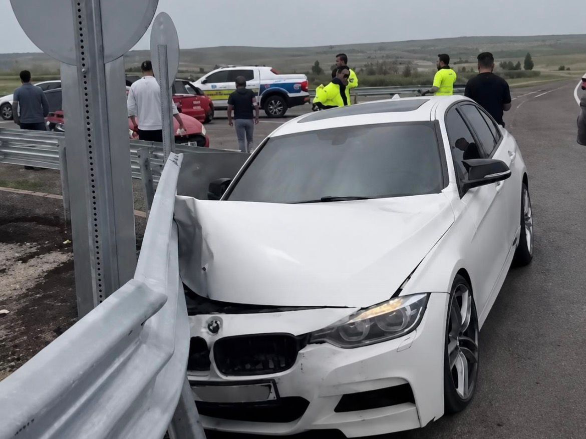 Diktepe Mevkiinde Korkutan Kaza Otomobil Bariyerlere Saplandı (2)