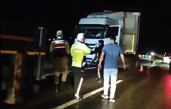 Diyarbakır Silvan Yolunda Kaza Kontrolden Çıkan Tır Yolu Kapattı! (1)