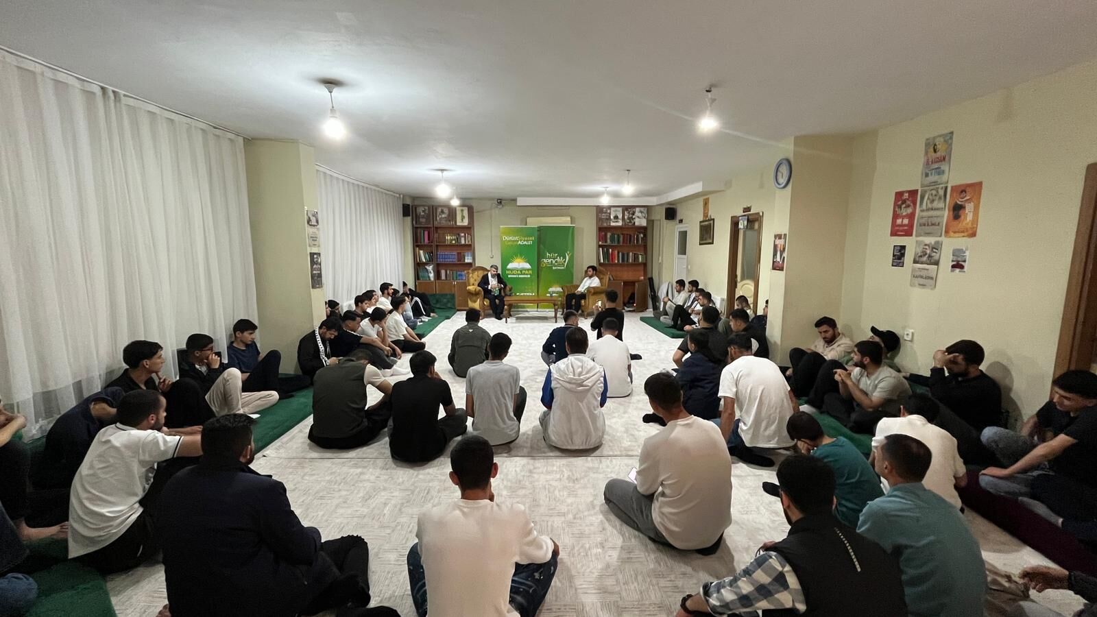 Milletvekili Faruk Dinç Batman’da Gençlerle Buluştu Gençler Yozlaşmıyor, Yozlaştırılıyor (1)