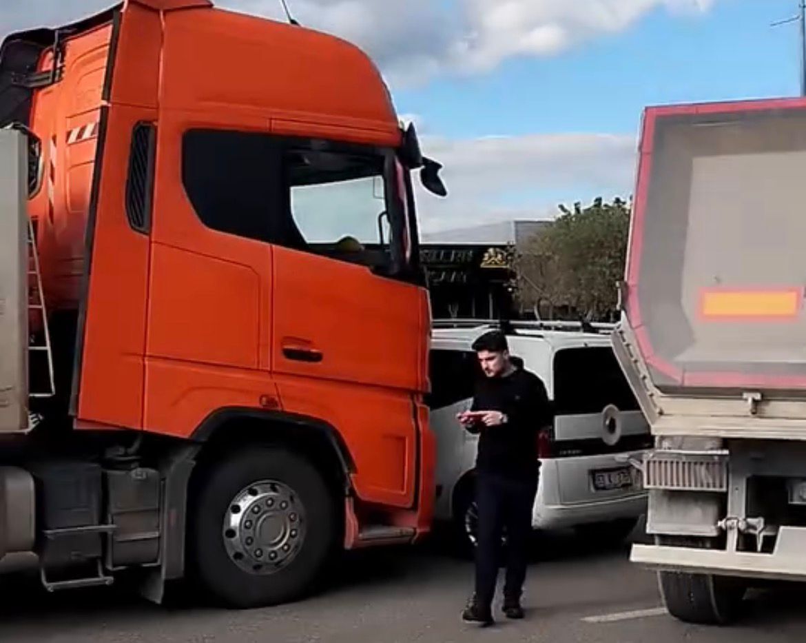 Tekel Kavşağı’nda Maddi Hasarlı Kaza Trafik Durma Noktasına Geldi (1)