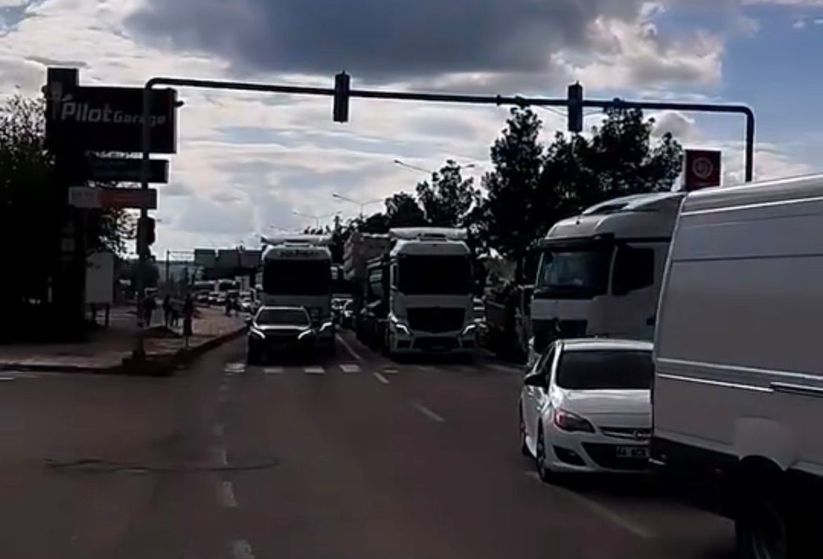 Tekel Kavşağı’nda Maddi Hasarlı Kaza Trafik Durma Noktasına Geldi (2)