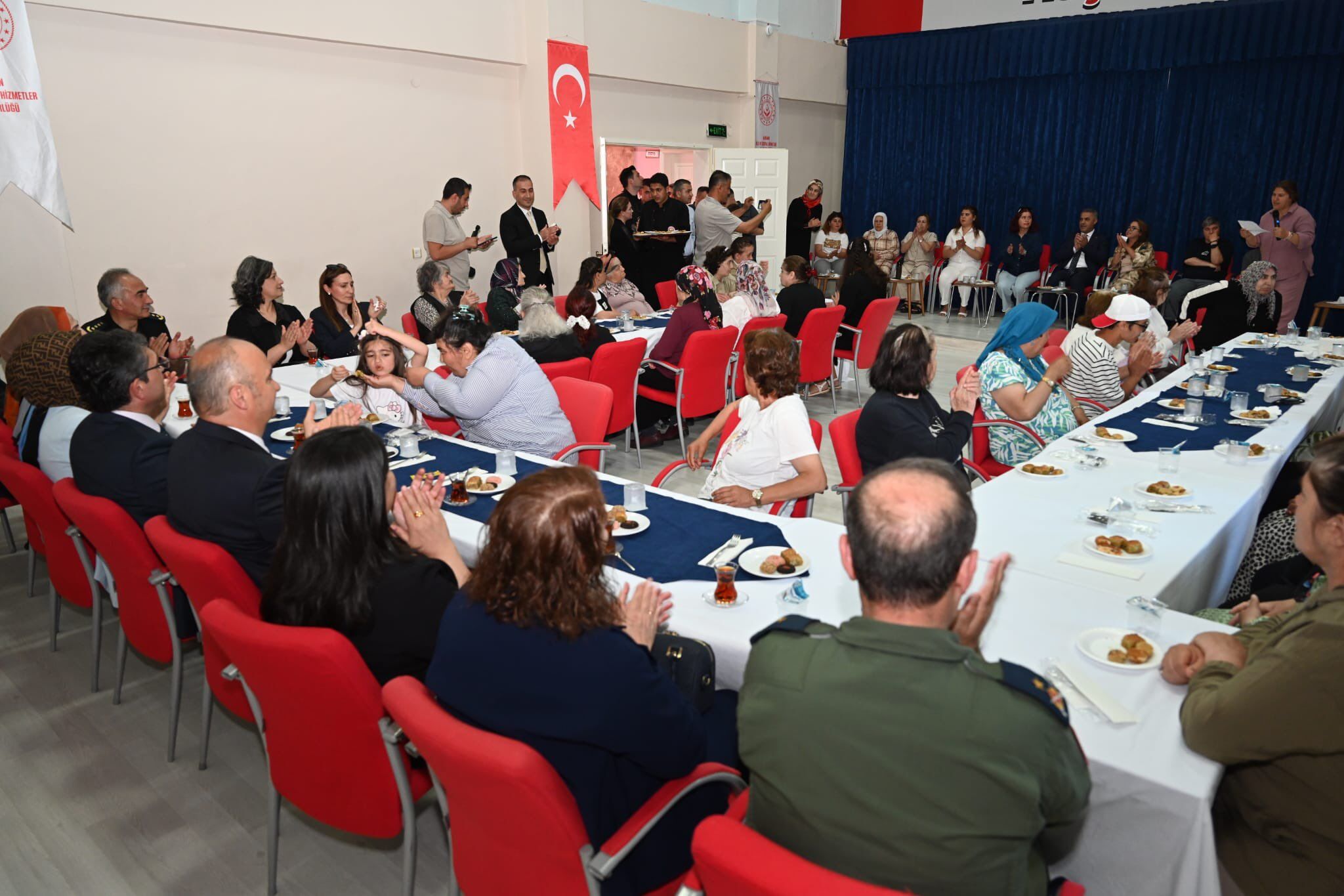 Vali Canalp Ve Eşi Dr. Ayten Canalp’ten Yaşlı Bakım Evi’ne Anlamlı Bayram Ziyareti (2)