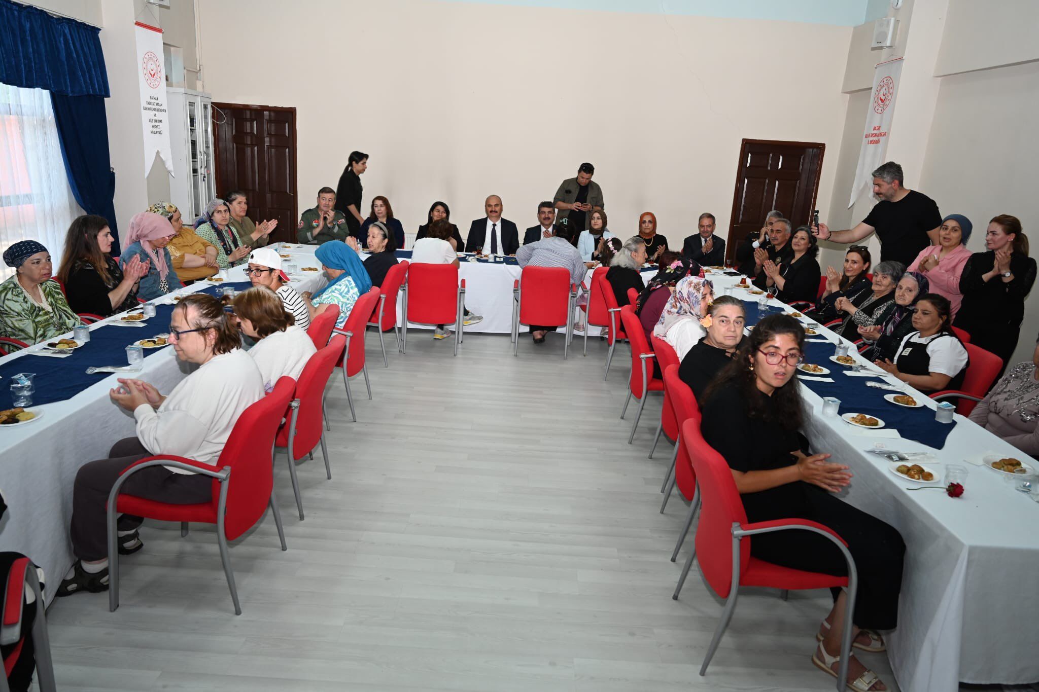 Vali Canalp Ve Eşi Dr. Ayten Canalp’ten Yaşlı Bakım Evi’ne Anlamlı Bayram Ziyareti (3)
