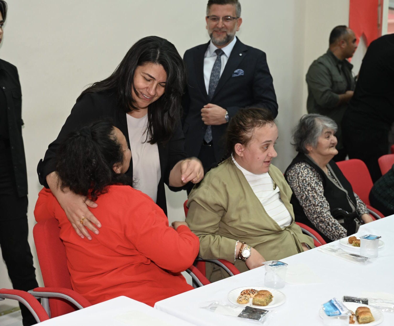 Vali Canalp Ve Eşi Dr. Ayten Canalp’ten Yaşlı Bakım Evi’ne Anlamlı Bayram Ziyareti