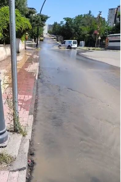 Ana Su Borusu Patladı Barış Bulvarı Nehre Döndü! (1)