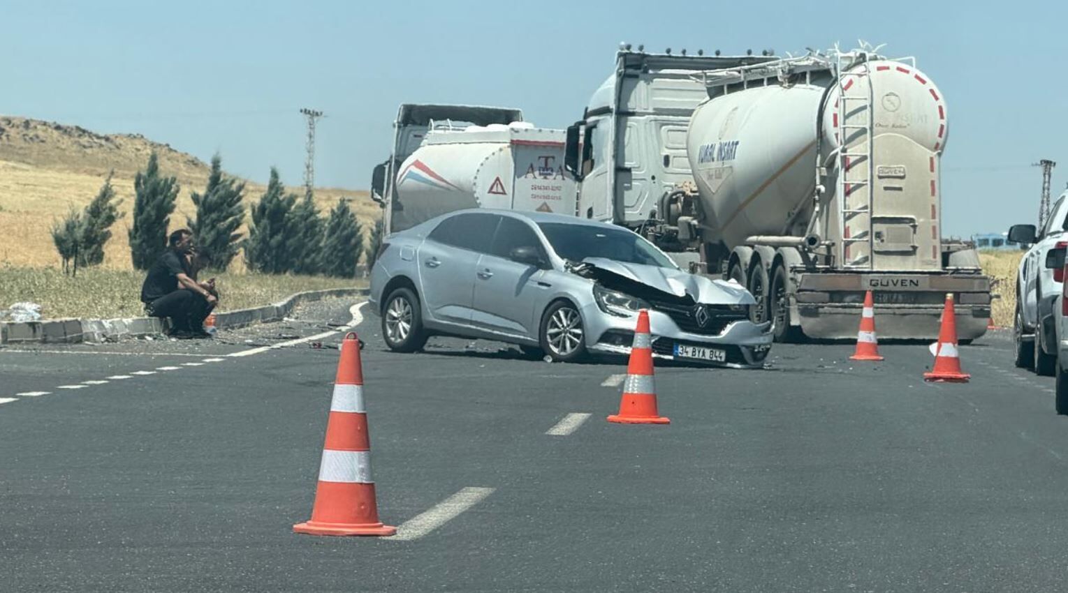 Batman Diyarbakır Yolunda Kontrolden Çıkan Otomobil Yan Yattı 2 Yaralı (2)