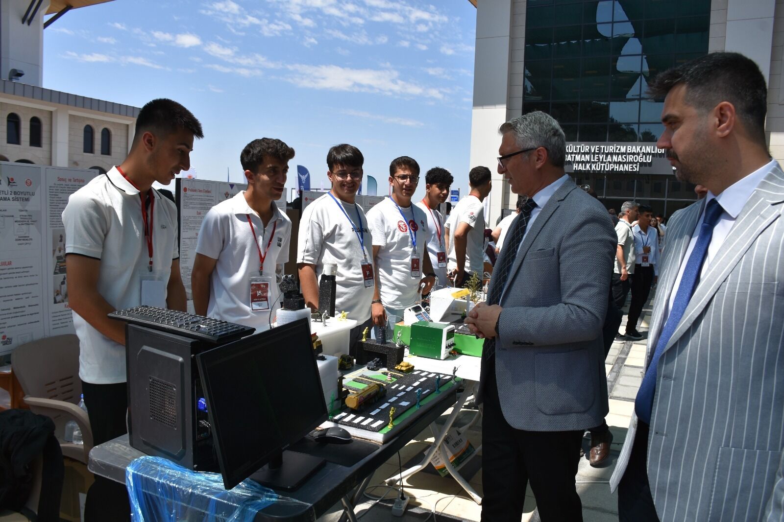 Batman Valiliği Himayelerinde, İl Milli Eğitim Müdürlüğü Tarafından Kentte Ilk Kez Düzenlenen Tübi̇tak 4006 C Bilim Fuarı Festivali, Yedi̇i̇ki̇ Bilim Ve Robotik Proje Sergisi (1)