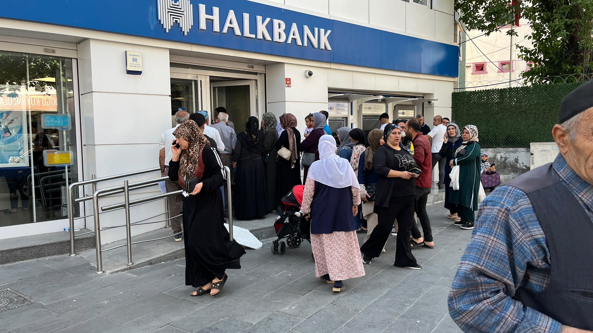 Batman'da Aile Kart Yoğunluğu Banka Önünde Uzun Kuyruklar Oluştu (2)