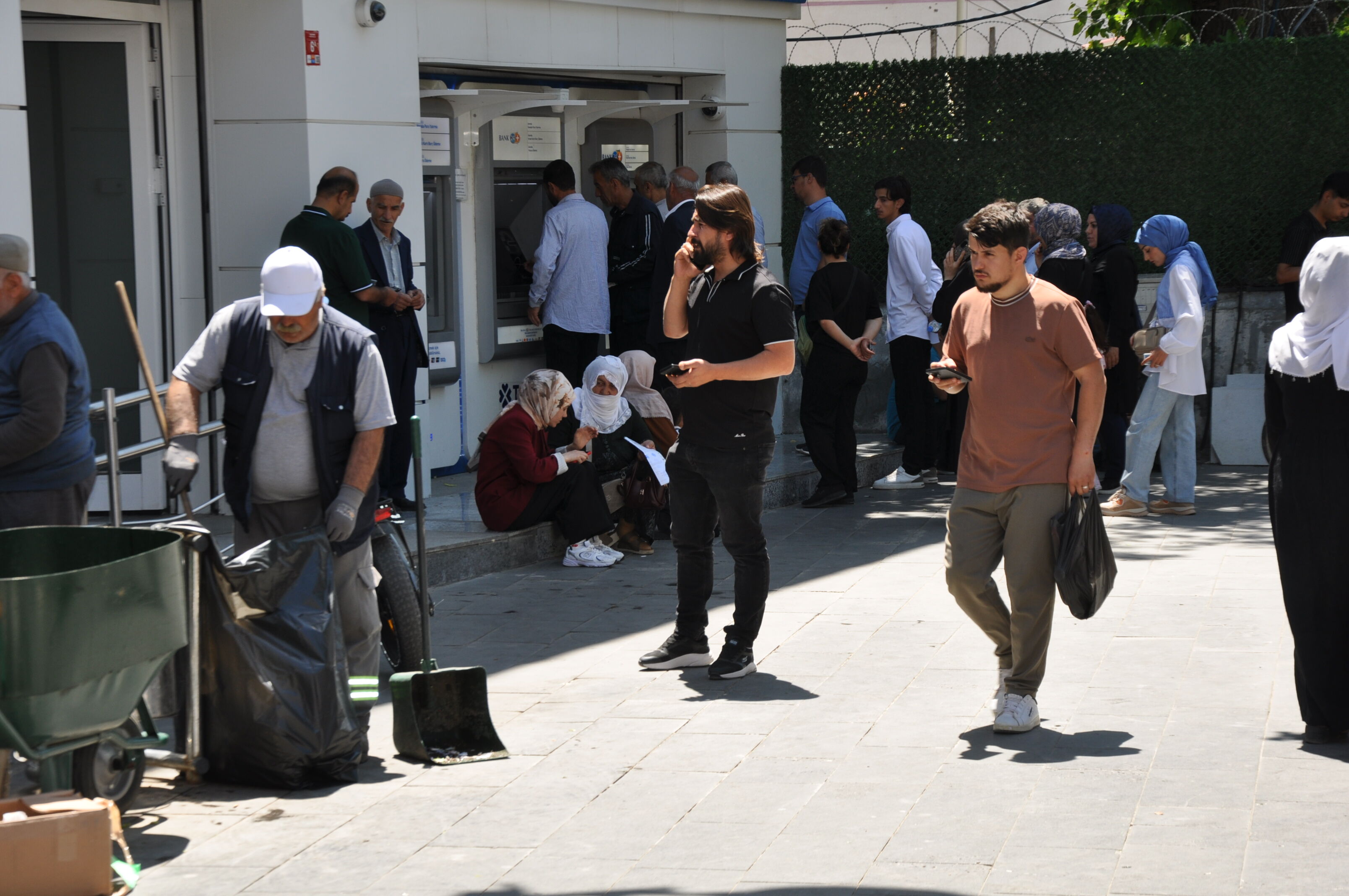 Batman’da Bayram Sonrası Atm Ve Bankalarda Yoğunluk Yaşandı (1)