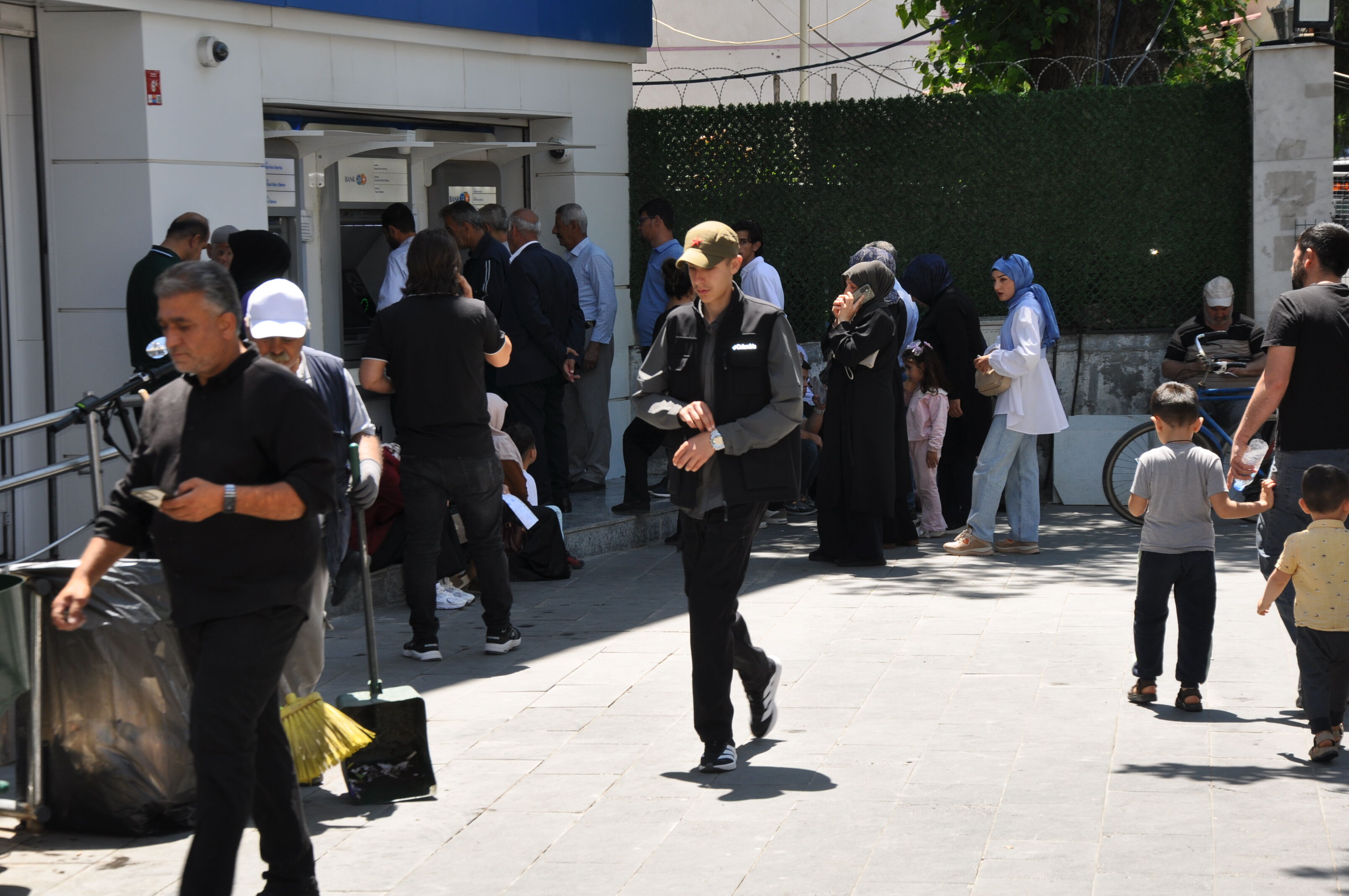 Batman’da Bayram Sonrası Atm Ve Bankalarda Yoğunluk Yaşandı (2)
