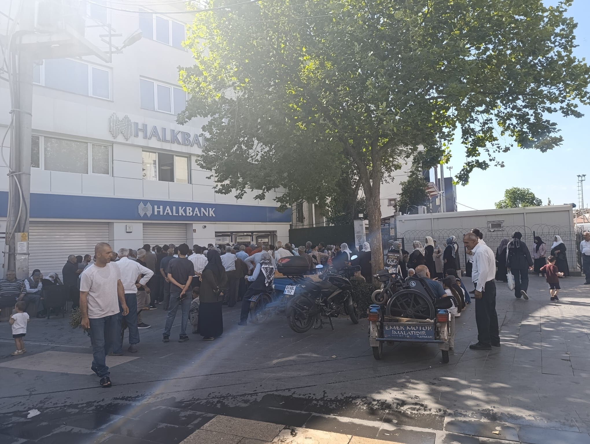 Batman’da Toki̇ Başvurusu Ve Ailem Kart İçin Halkbank Önünde Çifte Yoğunluk-2