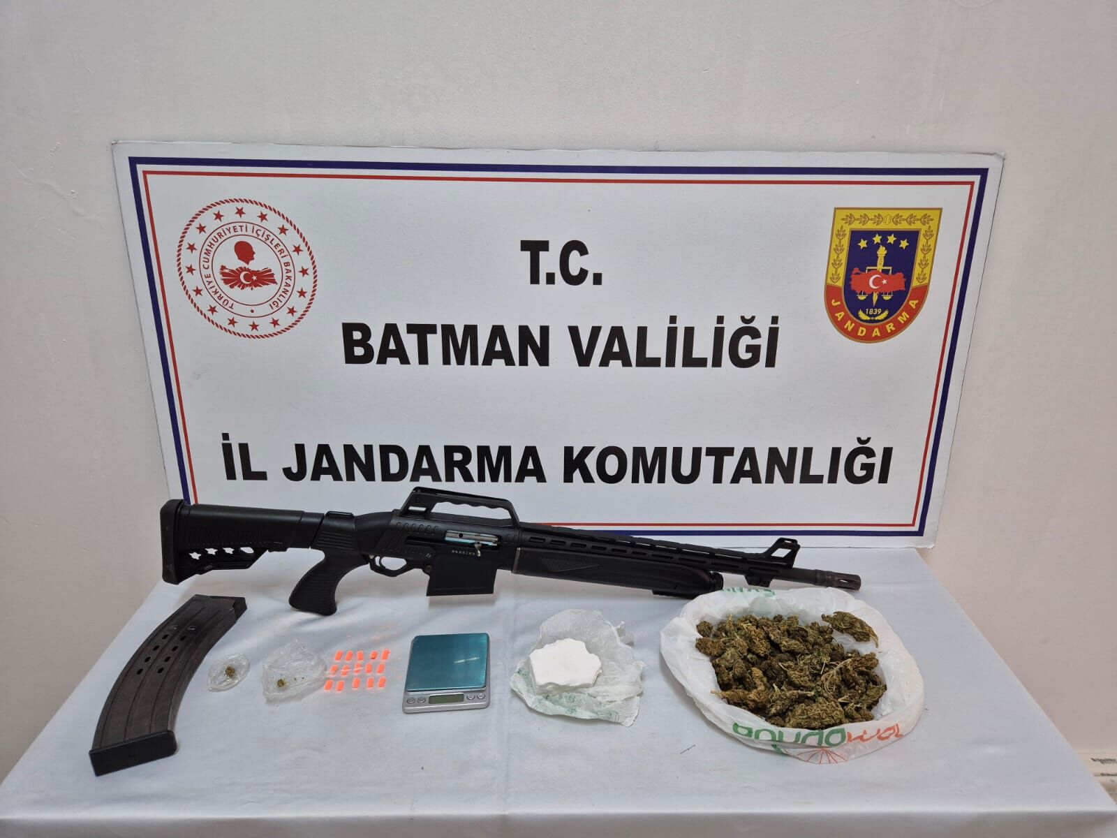 Batman'da Uyuşturucu Operasyonu Kokain, Skunk Ve Ecstasy Ele Geçirildi (2)