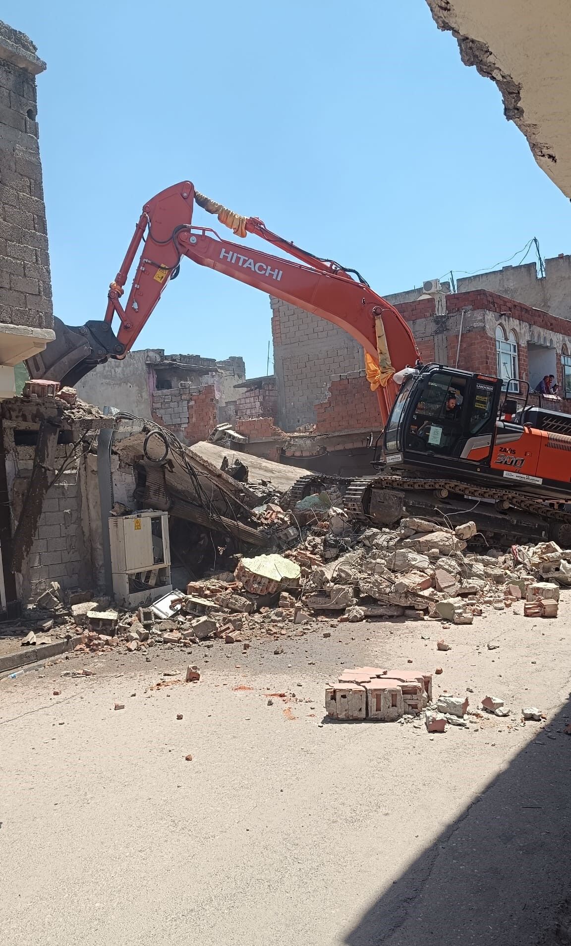 Çarşı Mahallesi'ndeki Metruk Bina Yıkıldı (2)