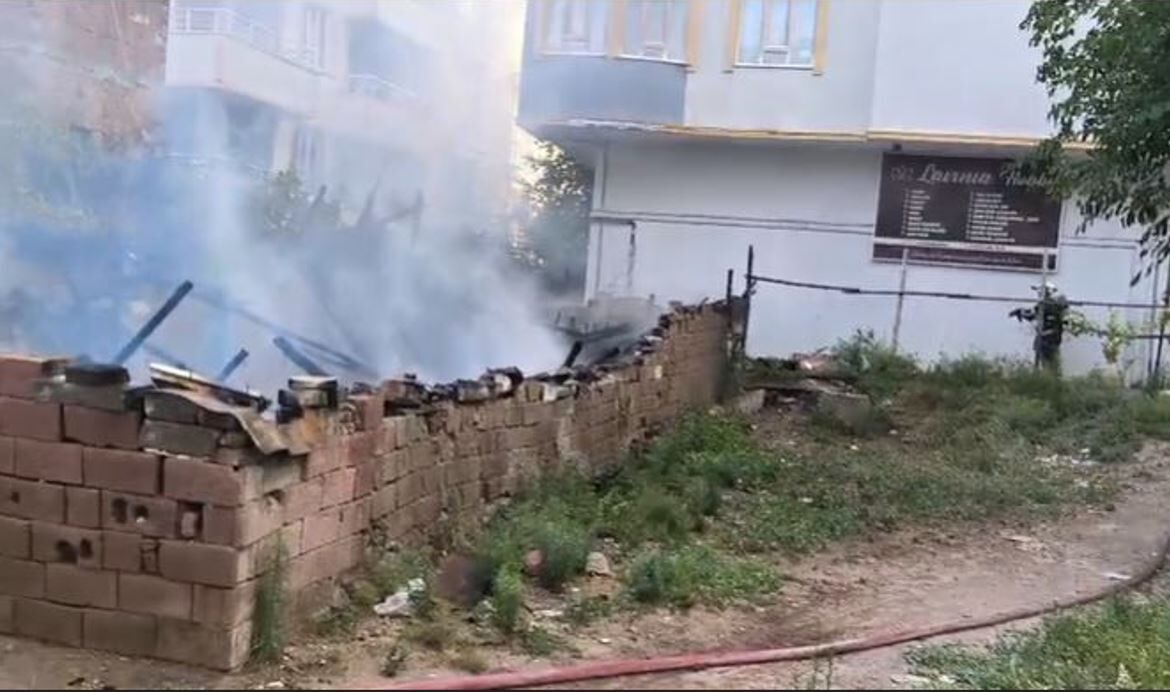 Gap Mahallesi’nde Odunluk Yangını İtfaiye Zamanında Müdahale Etti (2)-1