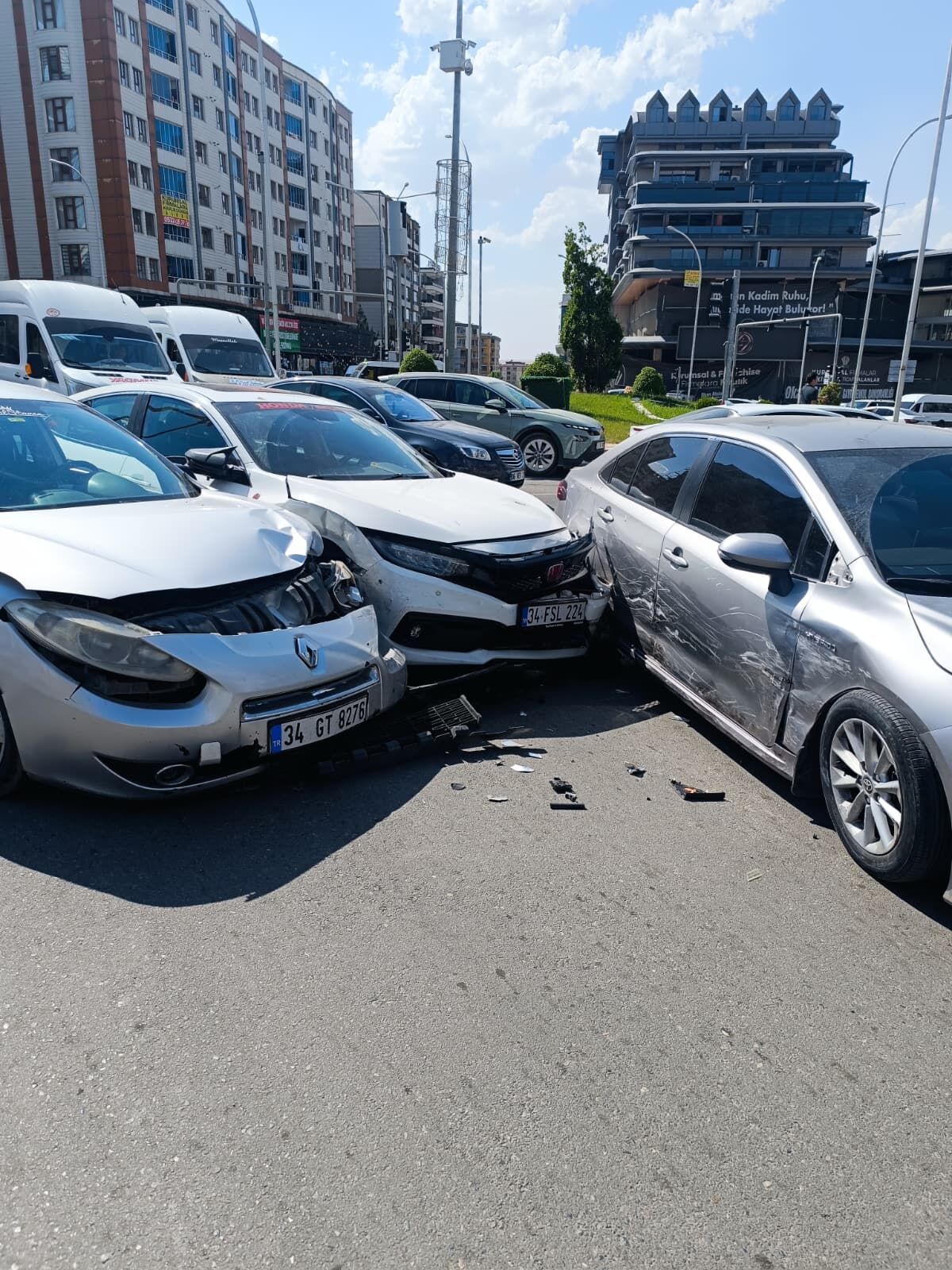 Gültepe Kavşağında Üç Araçlı Zincirleme Kaza (2)