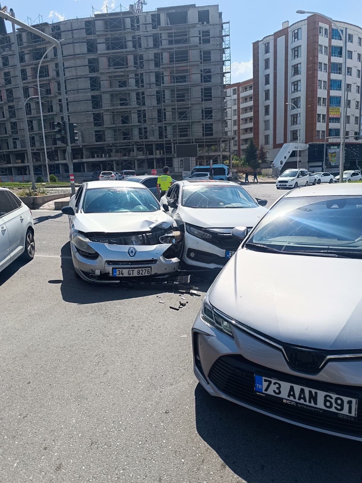 Gültepe Kavşağında Üç Araçlı Zincirleme Kaza (3)-1