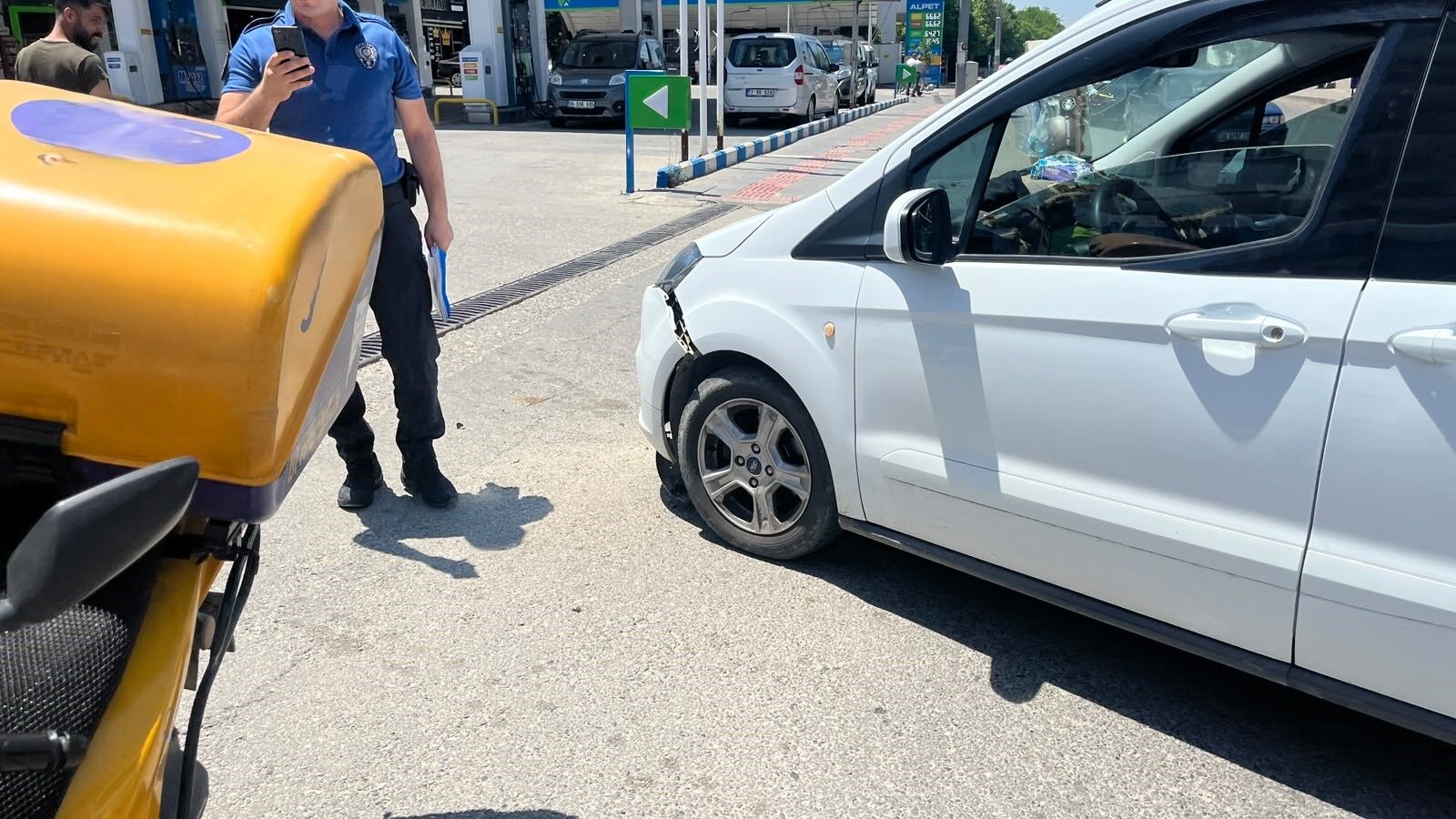 İstasyon Caddesi’nde Maddi Hasarlı Kaza Hafif Ticari Araç Ile Kurye Motosikleti Çarpıştı (1)