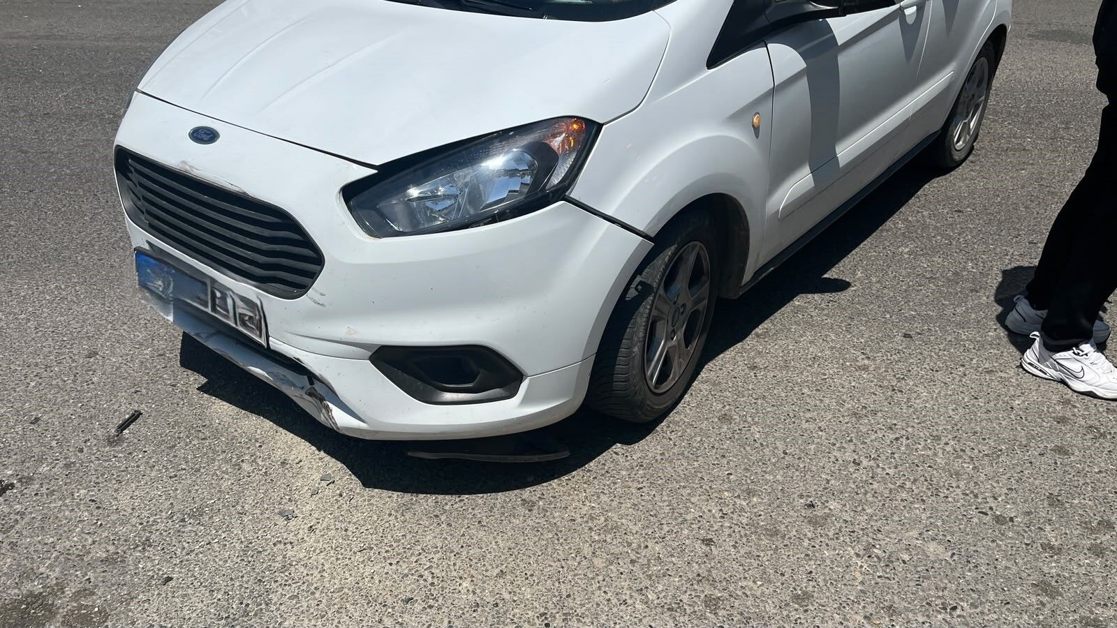 İstasyon Caddesi’nde Maddi Hasarlı Kaza Hafif Ticari Araç Ile Kurye Motosikleti Çarpıştı (2)