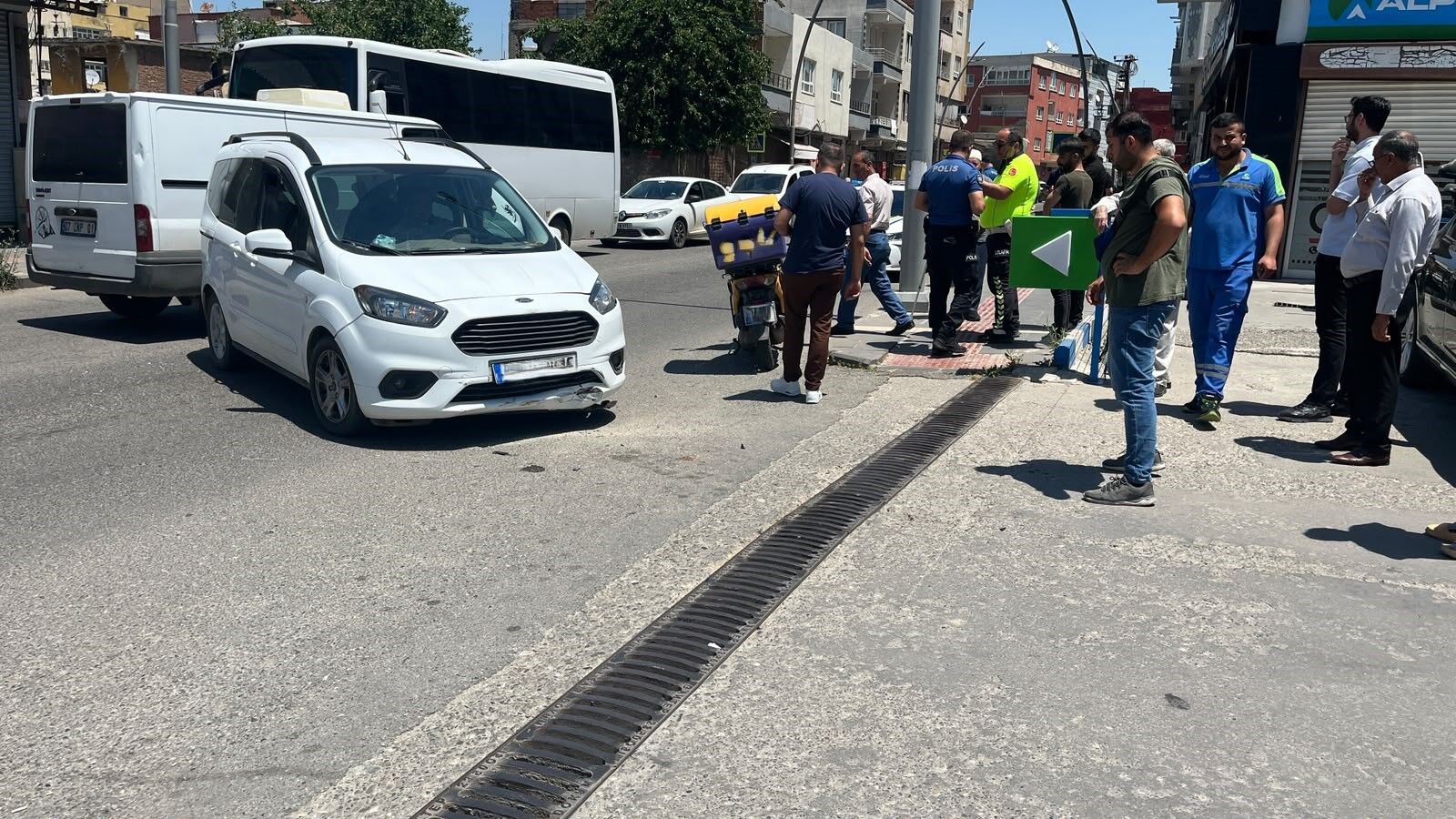 İstasyon Caddesi’nde Maddi Hasarlı Kaza Hafif Ticari Araç Ile Kurye Motosikleti Çarpıştı (3)