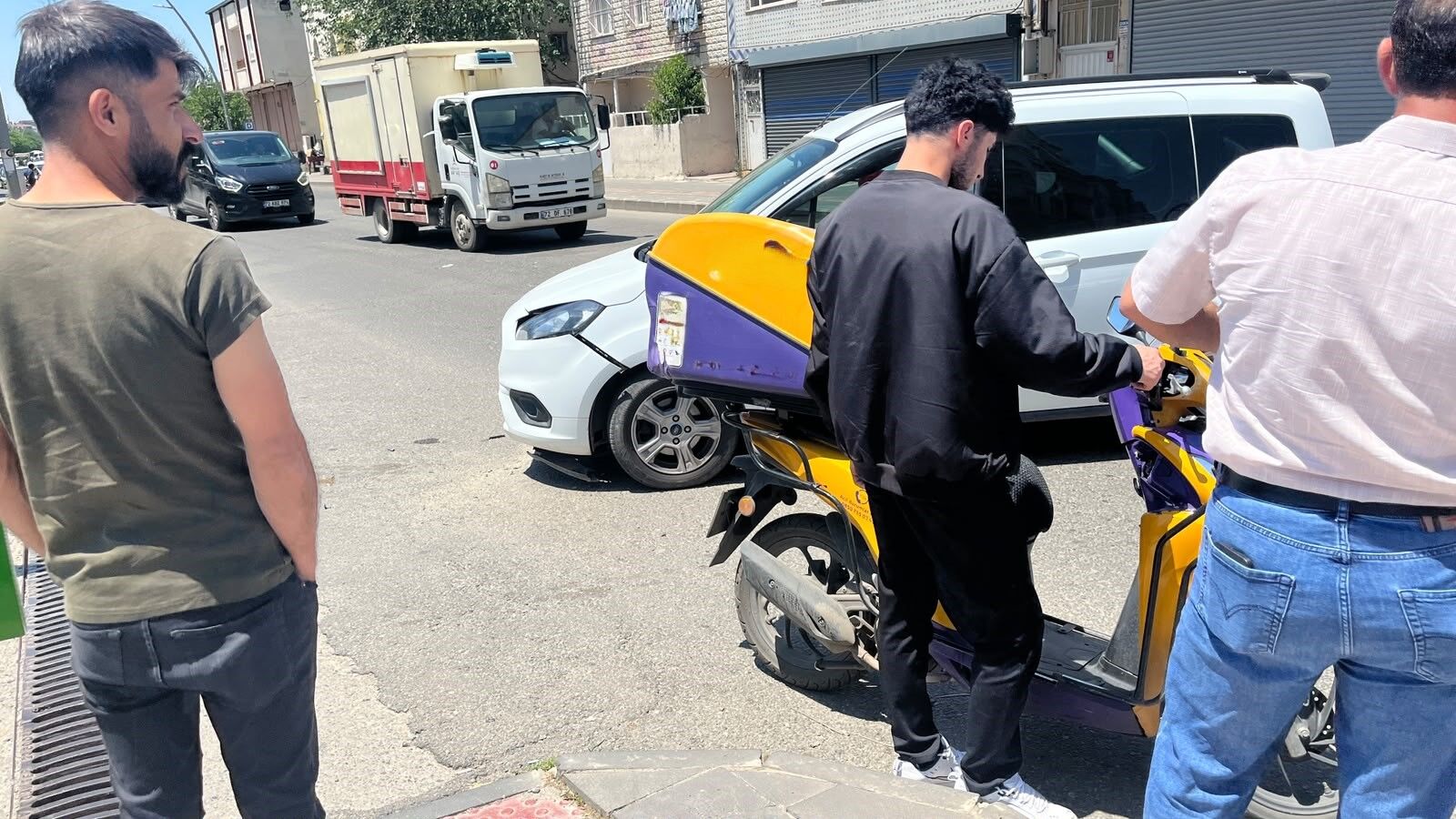 İstasyon Caddesi’nde Maddi Hasarlı Kaza Hafif Ticari Araç Ile Kurye Motosikleti Çarpıştı (4)